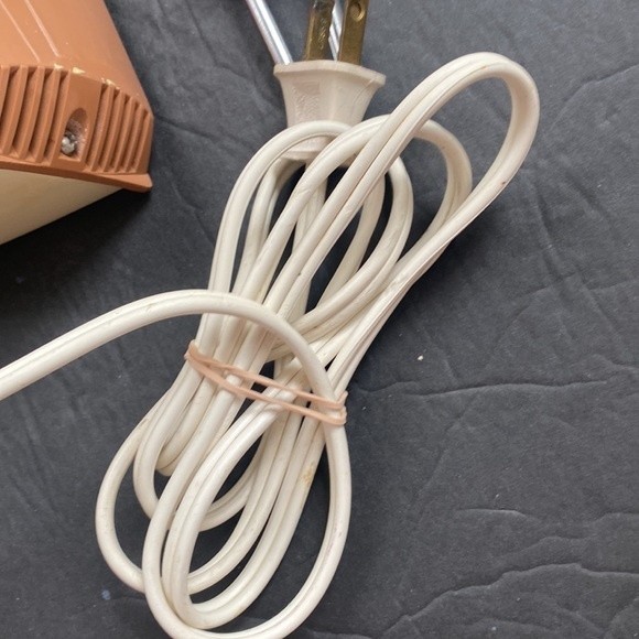 General Electric Vintage Yellow Hand Mixer D1-M22 Works Made in USA - Picture 6 of 7